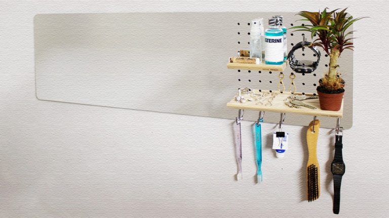 穴にフックを取付けられるウォールミラー「Mirropeg（ミロペグ）」
