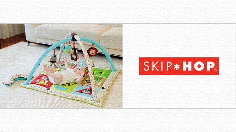 吊られたおもちゃがあかちゃんの五感を刺激するアクティビティジム！SKIPHOP（スキップホップ）