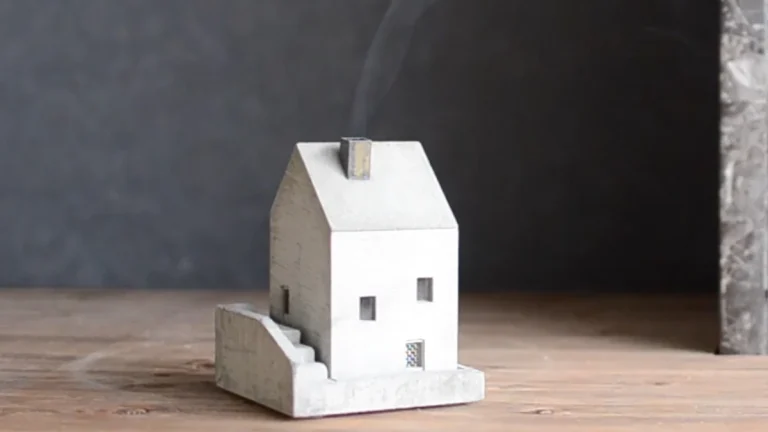 Lodge Incense Pot｜煙突から煙が立ち上がるおしゃれな香炉
