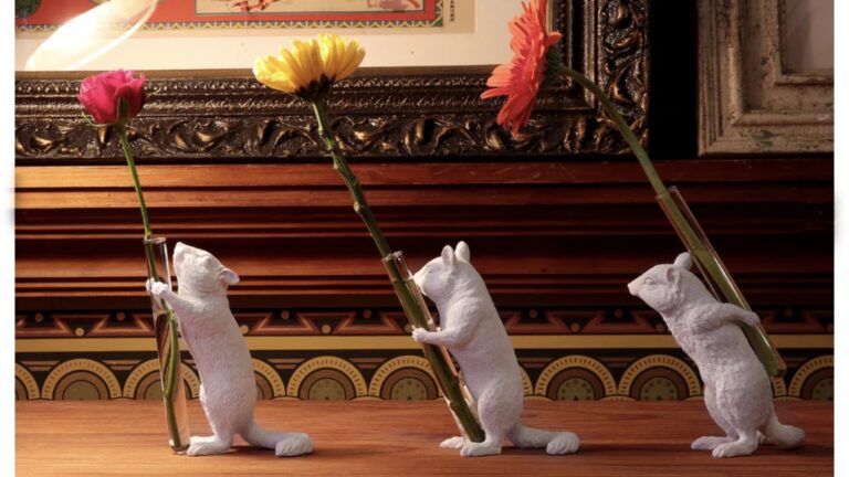 小さなリスが一輪の花を運ぶ♪「Chipmunk X Vase」で癒しのインテリアを楽しもう