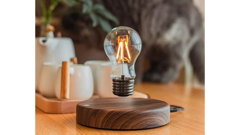 まるで魔法！ふわふわ浮かぶ電球「DESK LIGHT」で幻想的な空間を演出