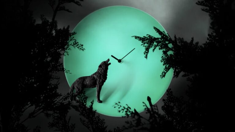 暗闇で幻想的に輝く｜Moon X Clockの魅力