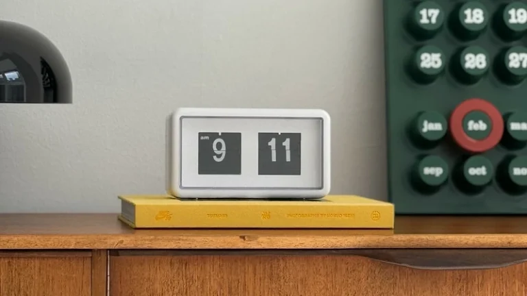 レトロな魅力が光る！パタパタめくれる「フリップテーブルクロック」