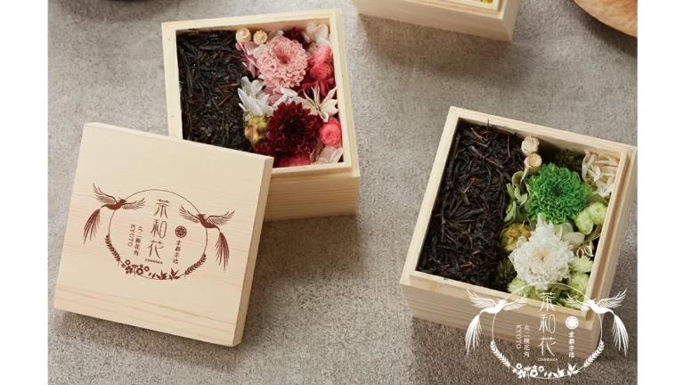 木箱から立ちのぼる、茶葉の香りと花の芸術─京都宇治発・茶和花（ちゃわか）
