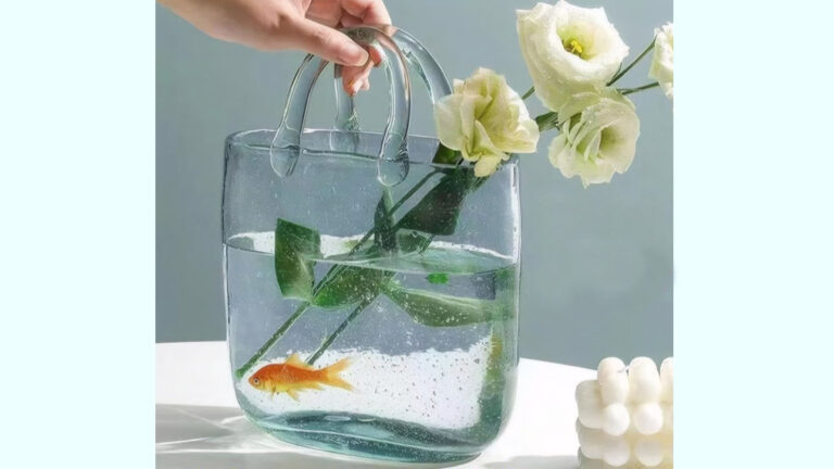 インテリアに遊び心と透明感をプラス｜ガラスバック花瓶