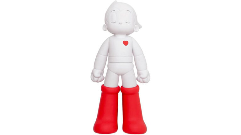 デスクが変わる、空間が輝く｜鉄腕アトムブーツ型ワイヤレス充電器＋ホワイトフィギュアセット