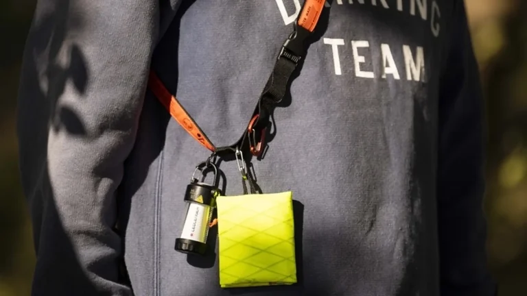 多機能ショルダーベルト『SHOULDER STRAP』でアウトドアも街歩きも快適に！