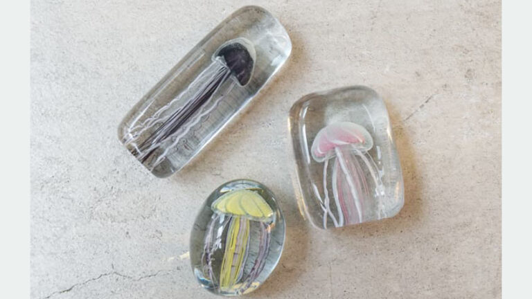 水の中にクラゲが浮かぶような幻想。ハンドメイドガラスオブジェ「Jellyfish Twisted Leg」