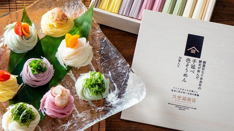 食卓に咲く五色の花──伝統製法が息づく『手延べ色そうめん』