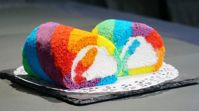 わらいみらいの「レインボーロールケーキ」―誕生日や記念日にぴったりのカラフルスイーツ