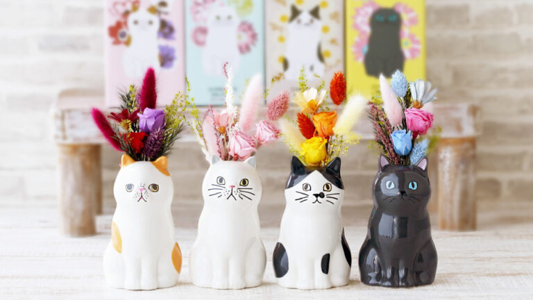 ちょこんと座る『猫プリザ』―猫好きの心をくすぐる癒しのフラワーギフト
