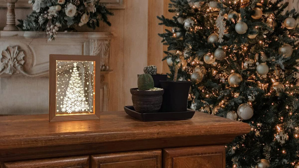 光で絵柄が浮かび上がる。季節を飾る『クリスマス アクリルスタンド』でお部屋を幻想的に