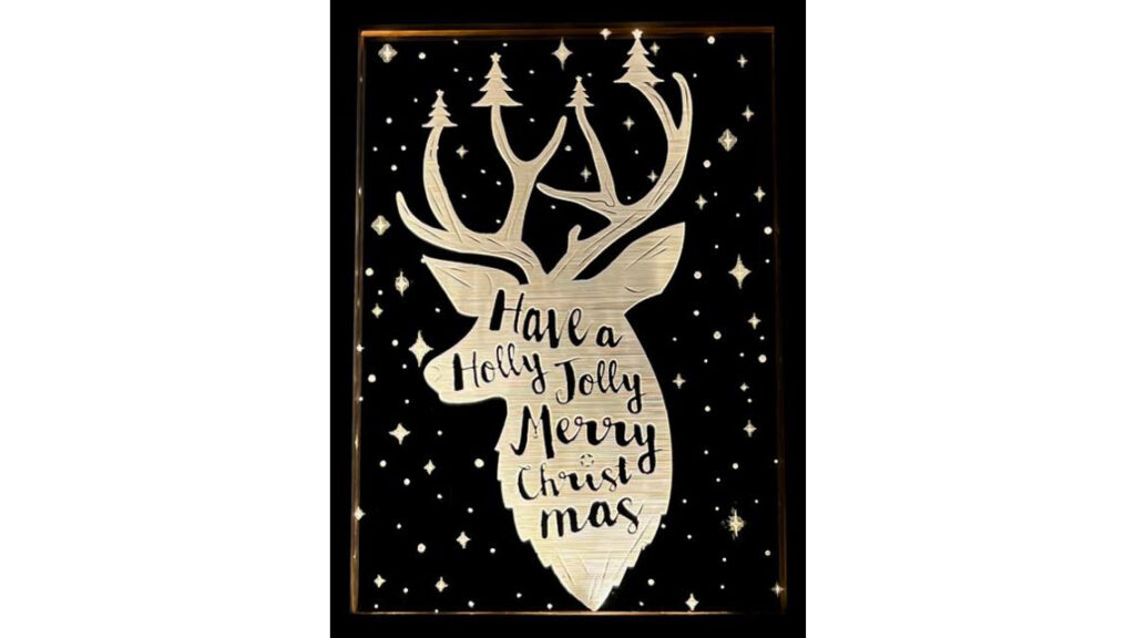 光で絵柄が浮かび上がる。季節を飾る『クリスマス アクリルスタンド』でお部屋を幻想的に