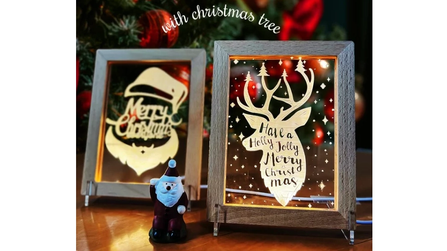 光で絵柄が浮かび上がる。季節を飾る『クリスマス アクリルスタンド』でお部屋を幻想的に