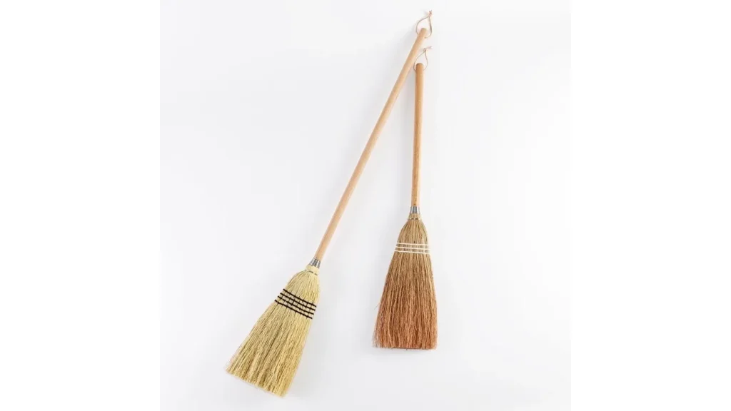 暮らしに静かな美しさを｜ソルガムホウキ スローピングショルダーのある掃除習慣