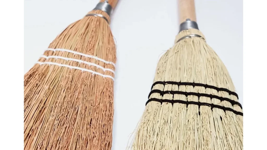 暮らしに静かな美しさを｜ソルガムホウキ スローピングショルダーのある掃除習慣