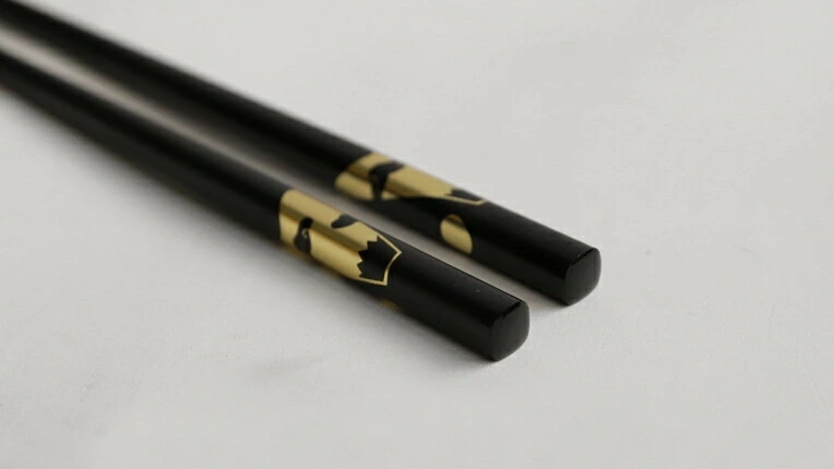 【縁起物ギフト】富士山とだるまの夫婦箸セット｜結婚祝い・記念日に贈りたい日本伝統のお箸