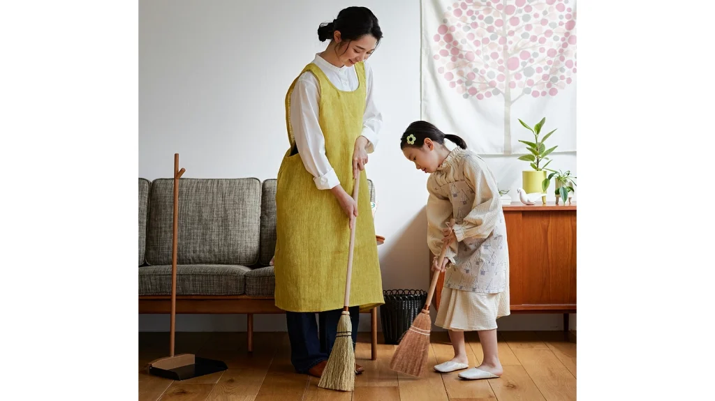 暮らしに静かな美しさを｜ソルガムホウキ スローピングショルダーのある掃除習慣