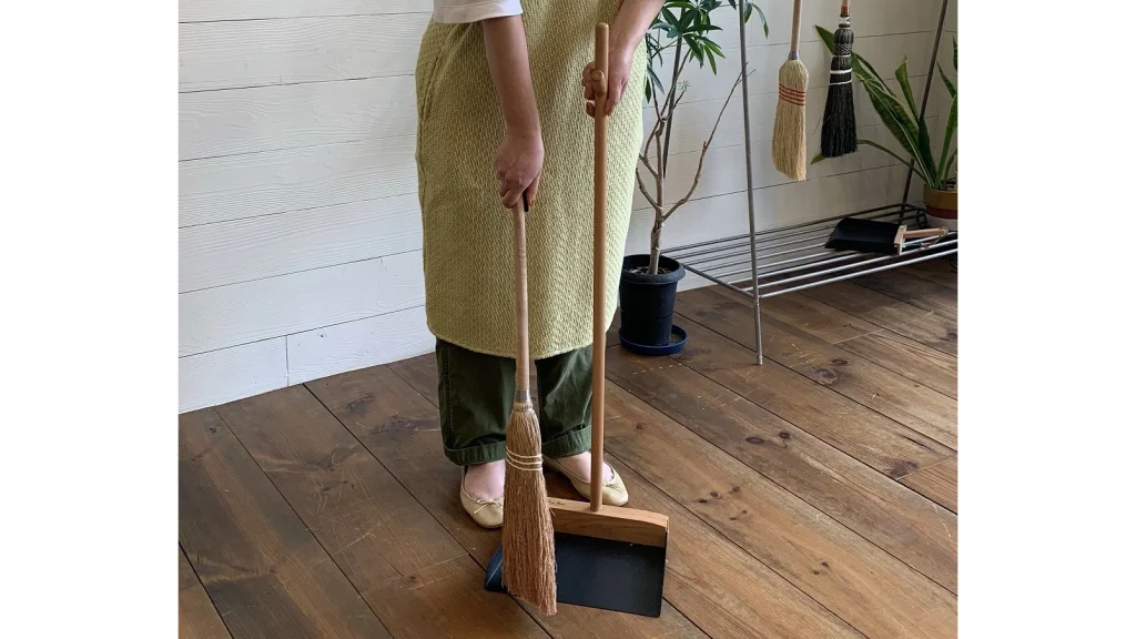 暮らしに静かな美しさを｜ソルガムホウキ スローピングショルダーのある掃除習慣