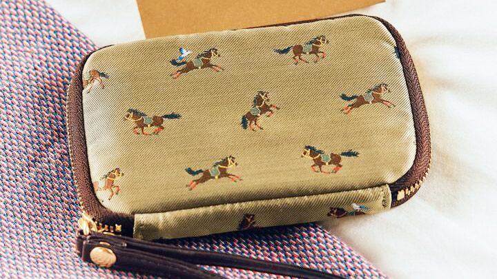 【2026年干支・午年】ほぼ日 ひきだしポーチ・ポケット「タイ＆チーフ 駆ける馬」｜整理上手な大人のための上質ミニポーチ