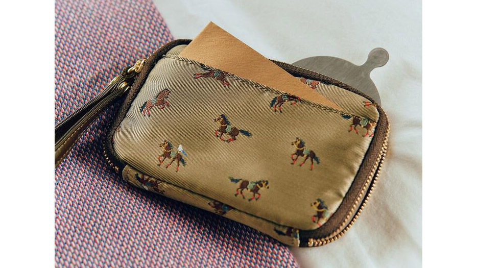 【2026年干支・午年】ほぼ日 ひきだしポーチ・ポケット「タイ&チーフ 駆ける馬」|整理上手な大人のための上質ミニポーチ