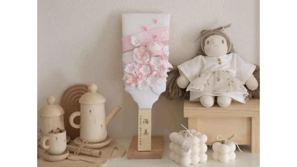 粋な白に可憐さを添えた羽子板「春蕾」|名入れ対応&髪飾りになる花付きで思い出を形に