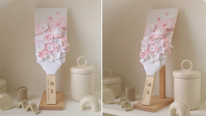 粋な白に可憐さを添えた羽子板「春蕾」|名入れ対応&髪飾りになる花付きで思い出を形に