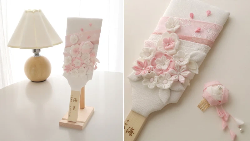 粋な白に可憐さを添えた羽子板「春蕾」|名入れ対応&髪飾りになる花付きで思い出を形に