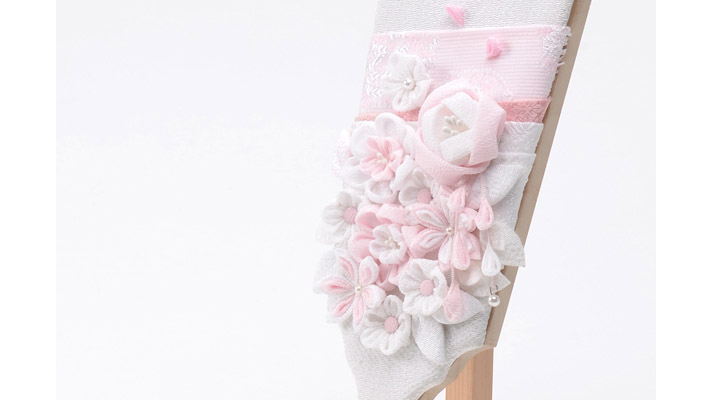 粋な白に可憐さを添えた羽子板「春蕾」|名入れ対応&髪飾りになる花付きで思い出を形に
