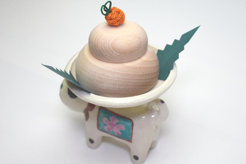 手作りの温かさを感じる|子守り犬と鏡餅で迎える縁起の正月飾り