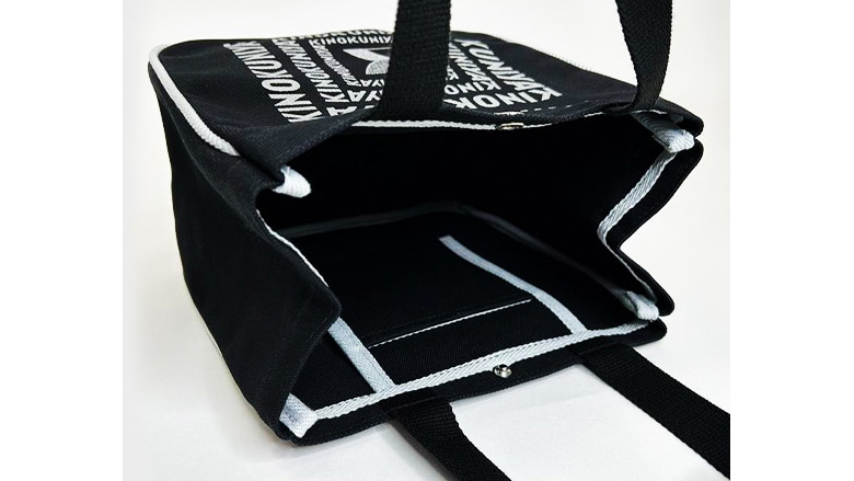 羽田空港限定の特別感｜紀ノ国屋「キュービックバッグ ブラック」が旅にも日常にもちょうどいい