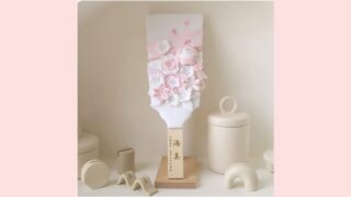 粋な白に可憐さを添えた羽子板「春蕾」｜名入れ対応＆髪飾りになる花付きで思い出を形に