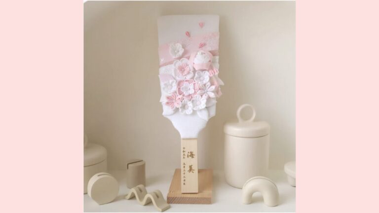粋な白に可憐さを添えた羽子板「春蕾」｜名入れ対応＆髪飾りになる花付きで思い出を形に