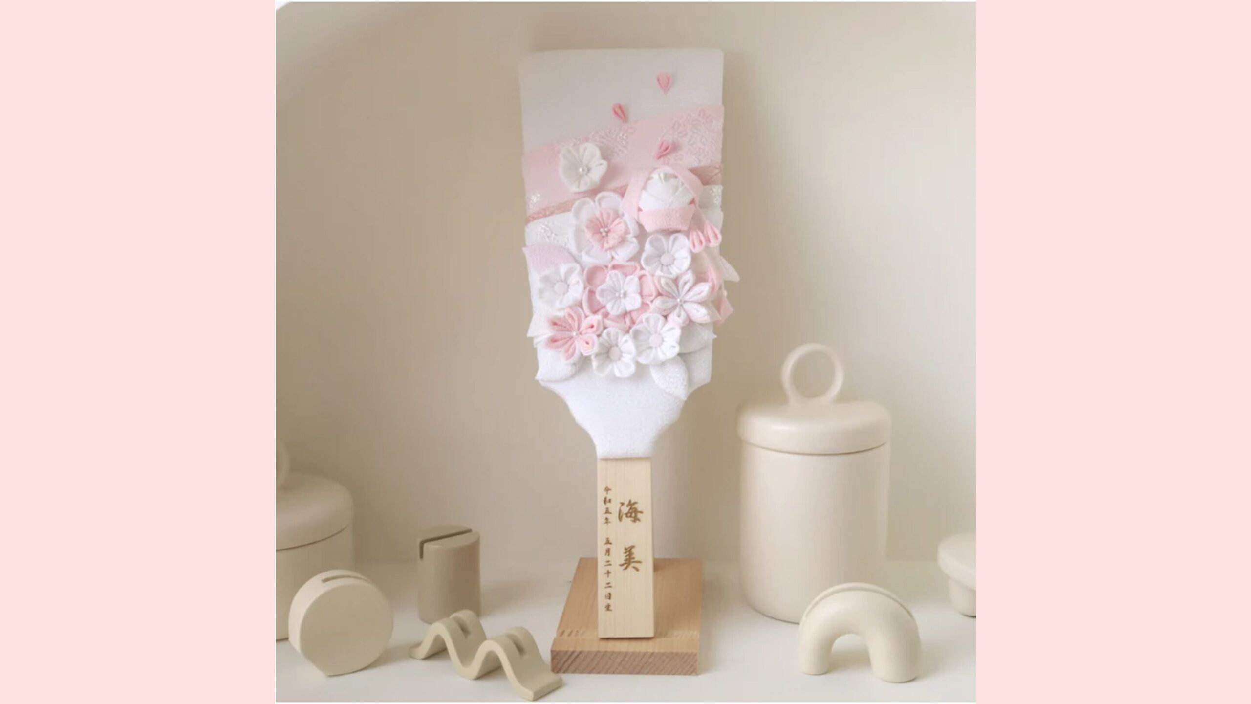 粋な白に可憐さを添えた羽子板「春蕾」｜名入れ対応＆髪飾りになる花付きで思い出を形に