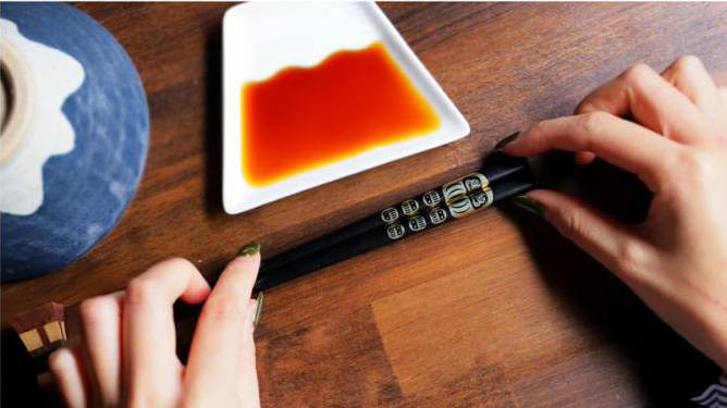 【縁起物ギフト】富士山とだるまの夫婦箸セット｜結婚祝い・記念日に贈りたい日本伝統のお箸