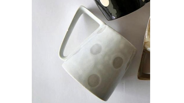 手にハマる、この形。美濃焼×ドットのハンドルマグカップ