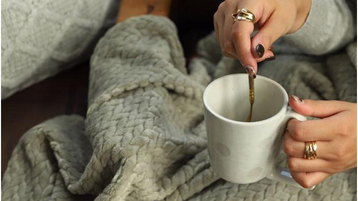 手にハマる、この形。美濃焼×ドットのハンドルマグカップ