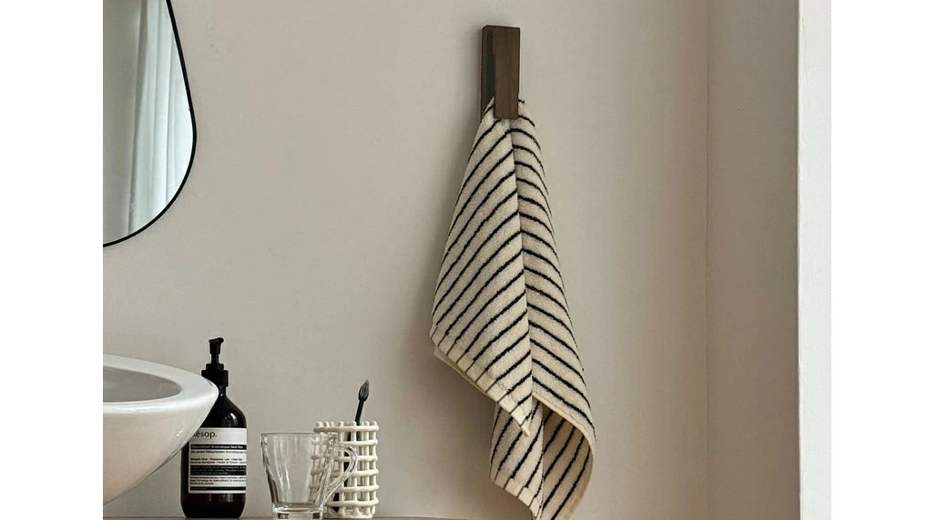 【木製タオルフック】タオルが落ちないストレスフリー設計。天然木の温もりでインテリアにも馴染む