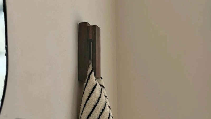 【木製タオルフック】タオルが落ちないストレスフリー設計。天然木の温もりでインテリアにも馴染む