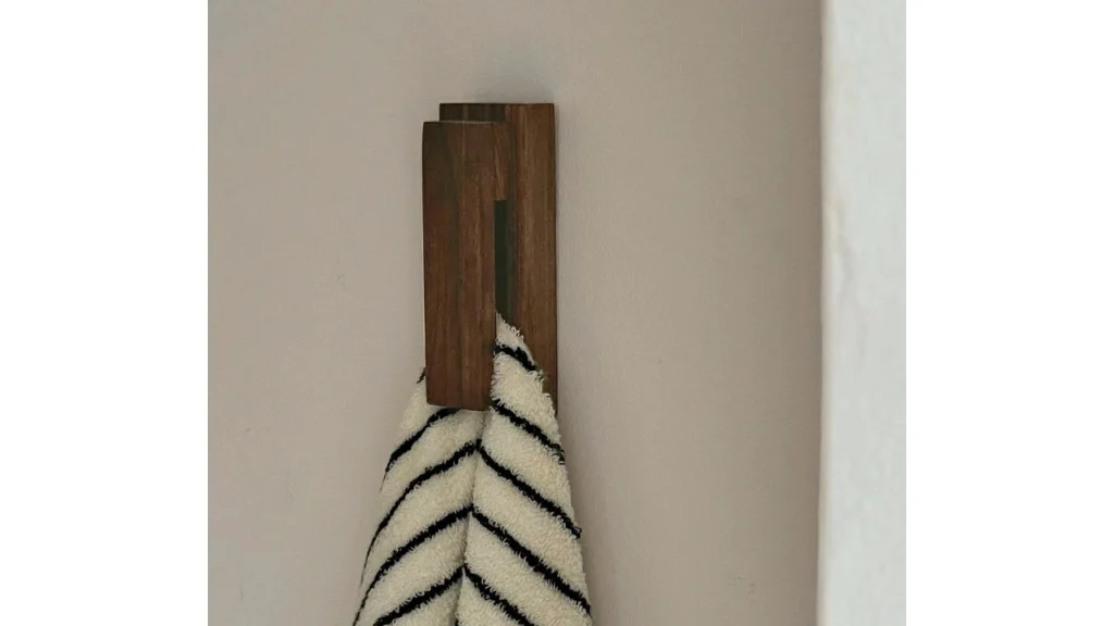 【木製タオルフック】タオルが落ちないストレスフリー設計。天然木の温もりでインテリアにも馴染む