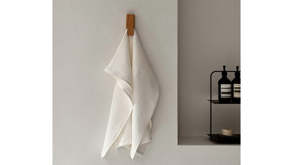 【木製タオルフック】タオルが落ちないストレスフリー設計。天然木の温もりでインテリアにも馴染む