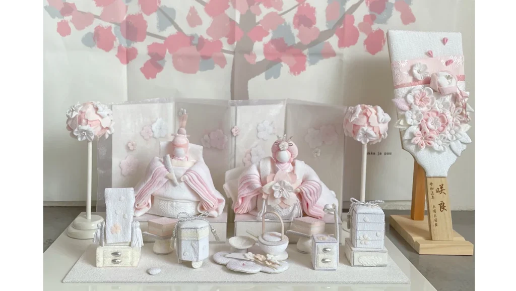 粋な白に可憐さを添えた羽子板「春蕾」|名入れ対応&髪飾りになる花付きで思い出を形に