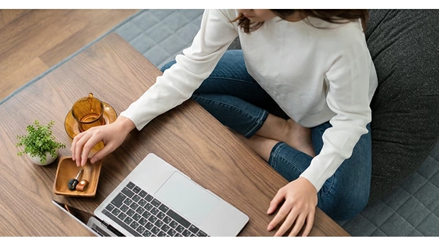 座る時間をもっと心地よく。あぐらに最適化された座椅子『マフィー』で叶える“くつろぎのフロアライフ”