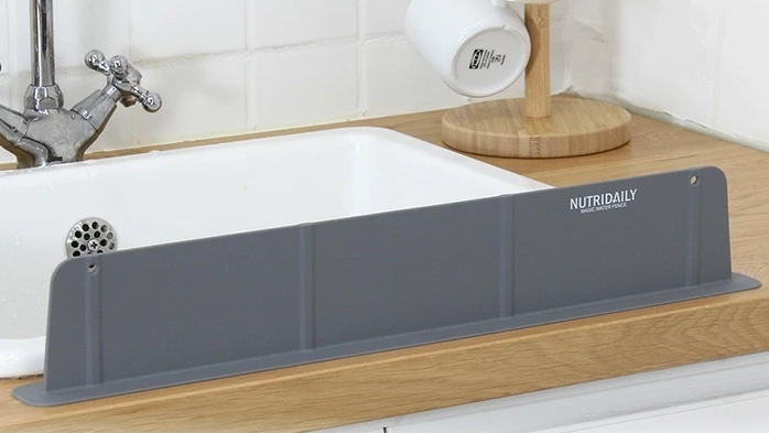 台所の水はね悩みを即解決！NUTRIDAILY「マジックウォーターフェンス」｜自分のキッチンがもっと快適になる実力派アイテム
