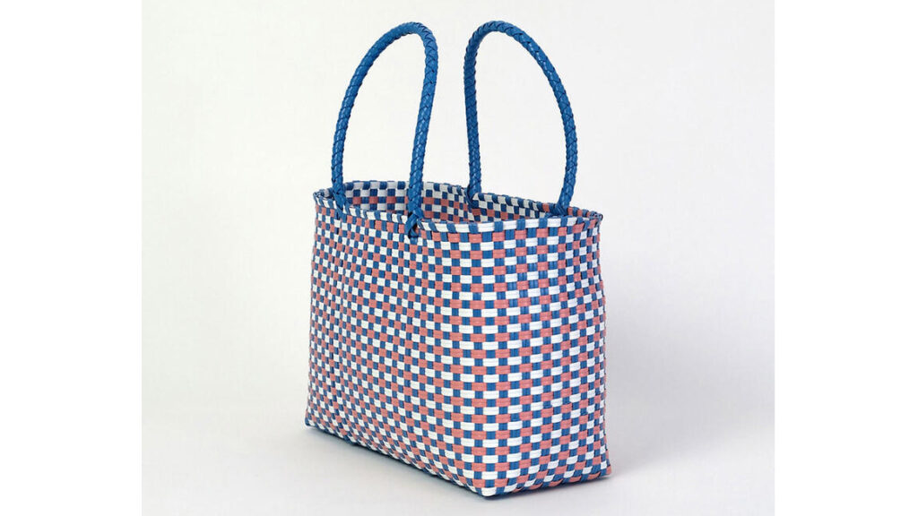 水に強くて軽い｜ミックスカラーが目を引くメルカド ウーヴンバッグの魅力