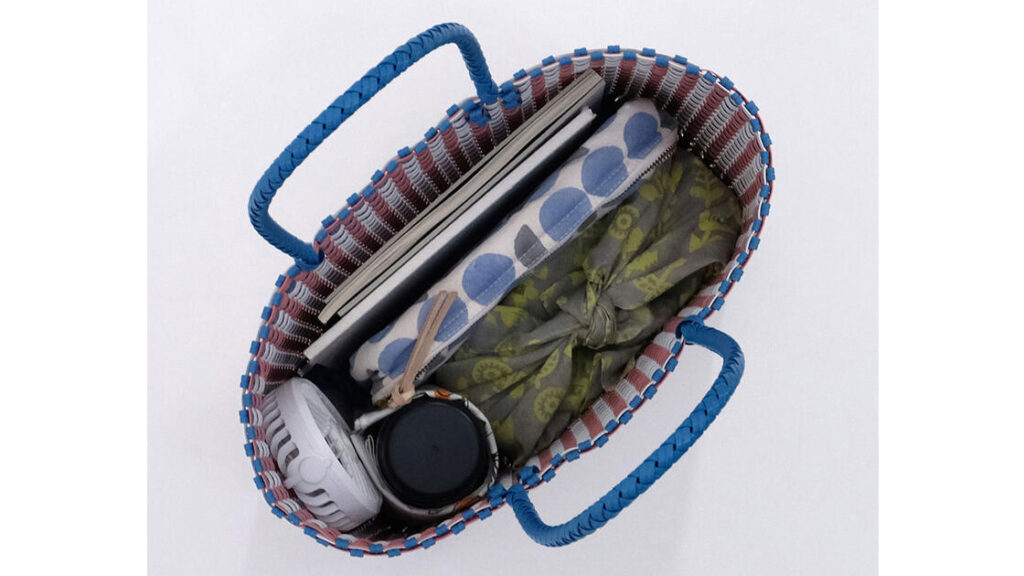 水に強くて軽い｜ミックスカラーが目を引くメルカド ウーヴンバッグの魅力