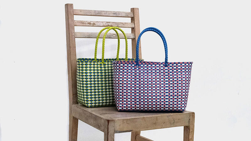 水に強くて軽い｜ミックスカラーが目を引くメルカド ウーヴンバッグの魅力