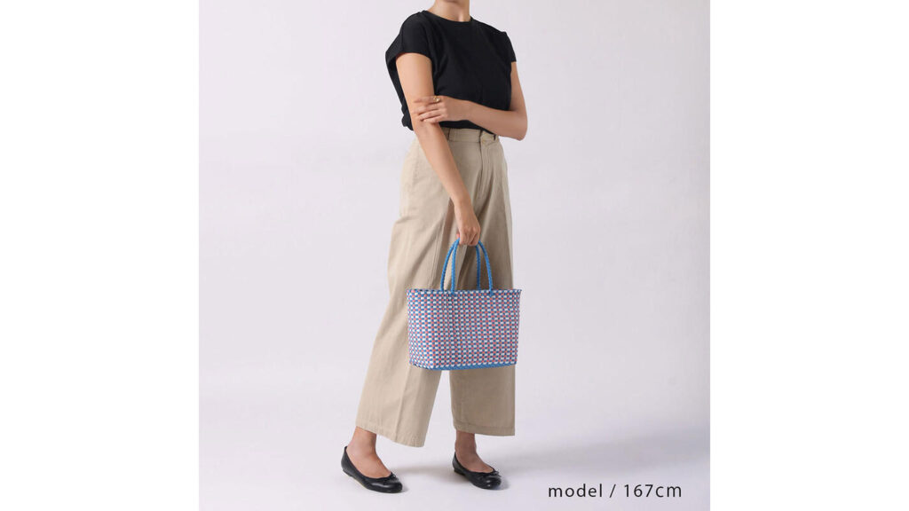 水に強くて軽い｜ミックスカラーが目を引くメルカド ウーヴンバッグの魅力