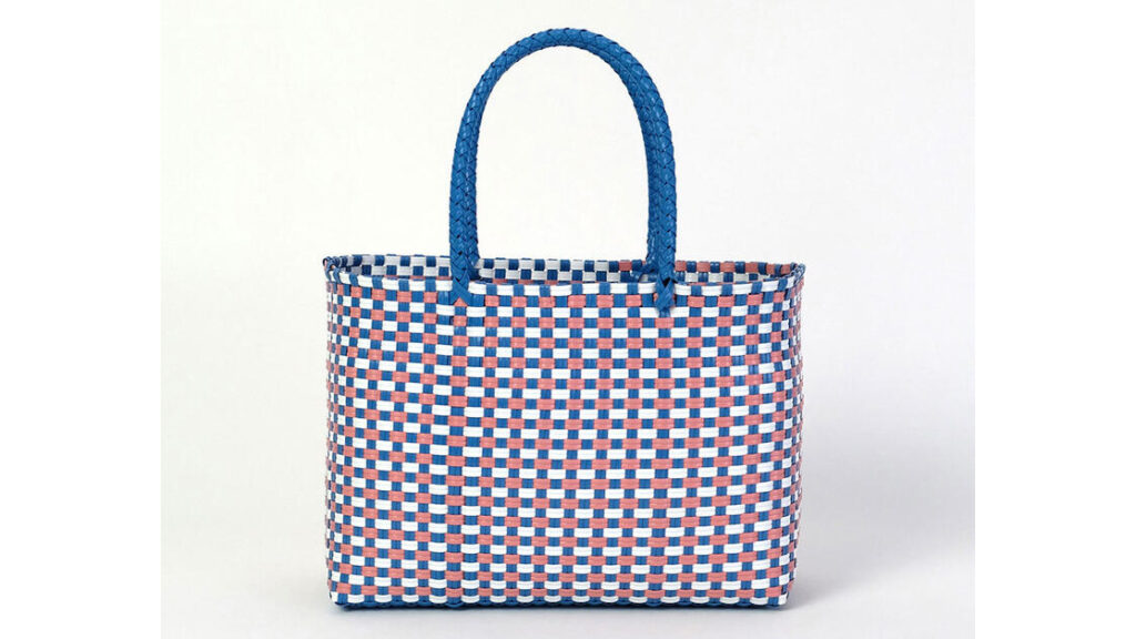 水に強くて軽い｜ミックスカラーが目を引くメルカド ウーヴンバッグの魅力