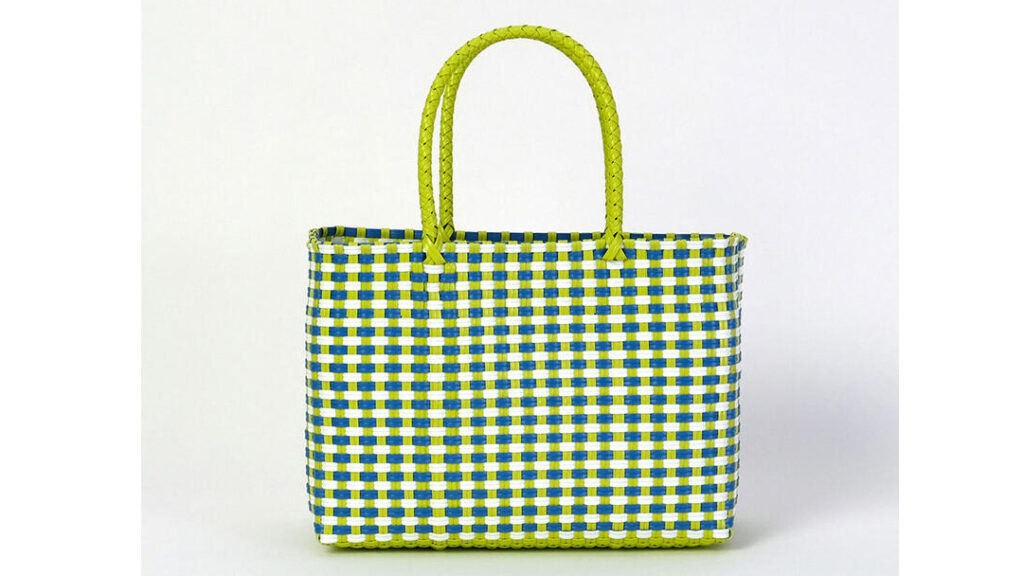 水に強くて軽い｜ミックスカラーが目を引くメルカド ウーヴンバッグの魅力